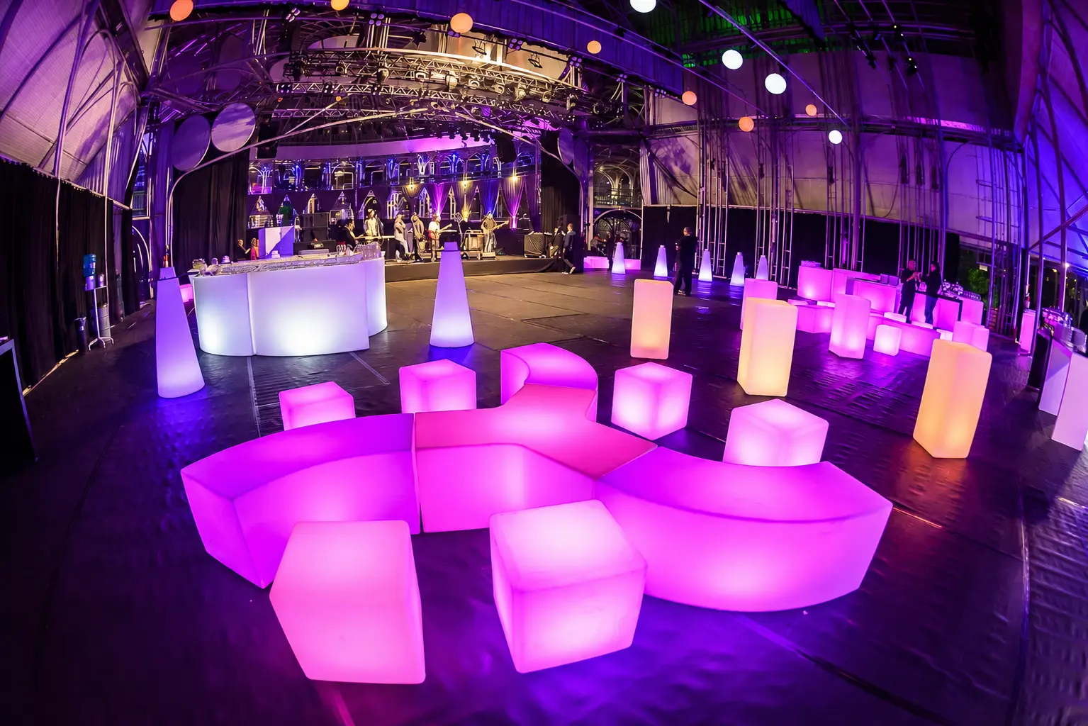 Evento com bancos, balcões e mobiliário de LED colorido