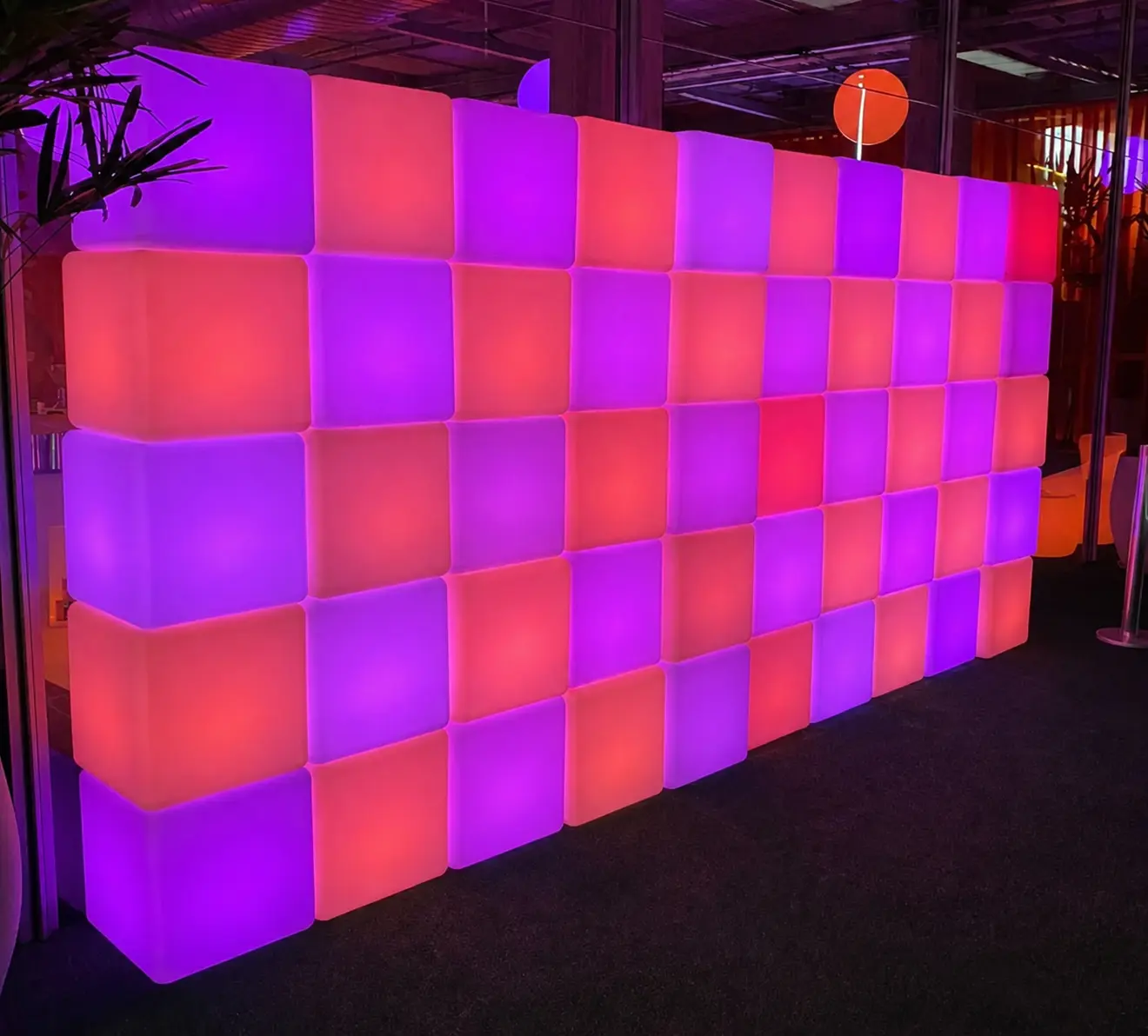 Parede de puffs de LED coloridos e sem marcas em evento